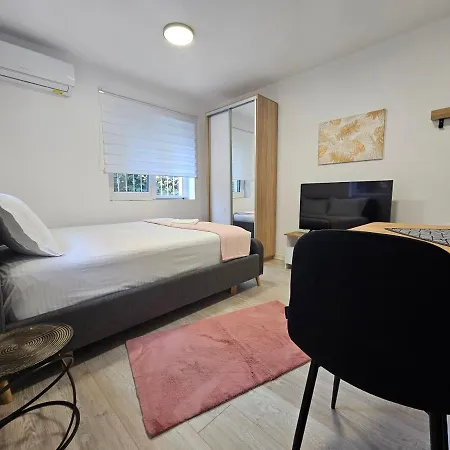 Tiny Rose Daire Tiran