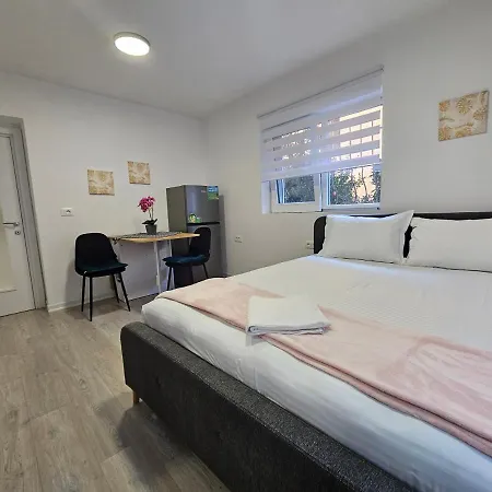 Tiny Rose Apartment *